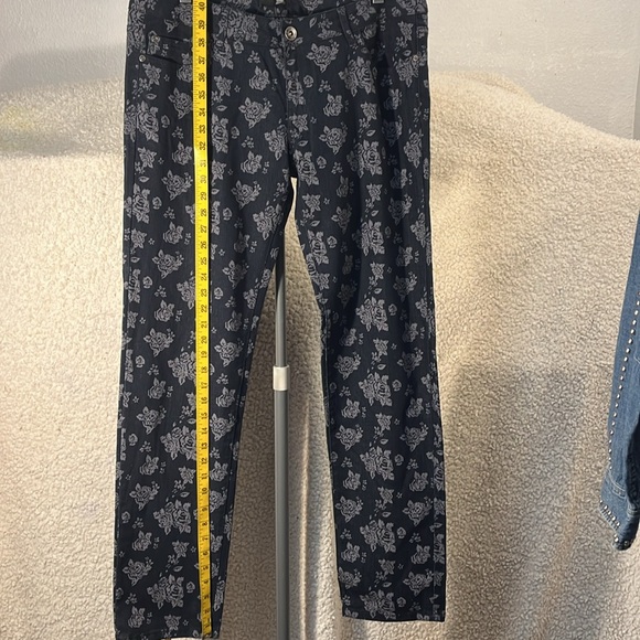FAVE Women’s Roses 🌹 Pattern Jeans - Picture 5 of 8
